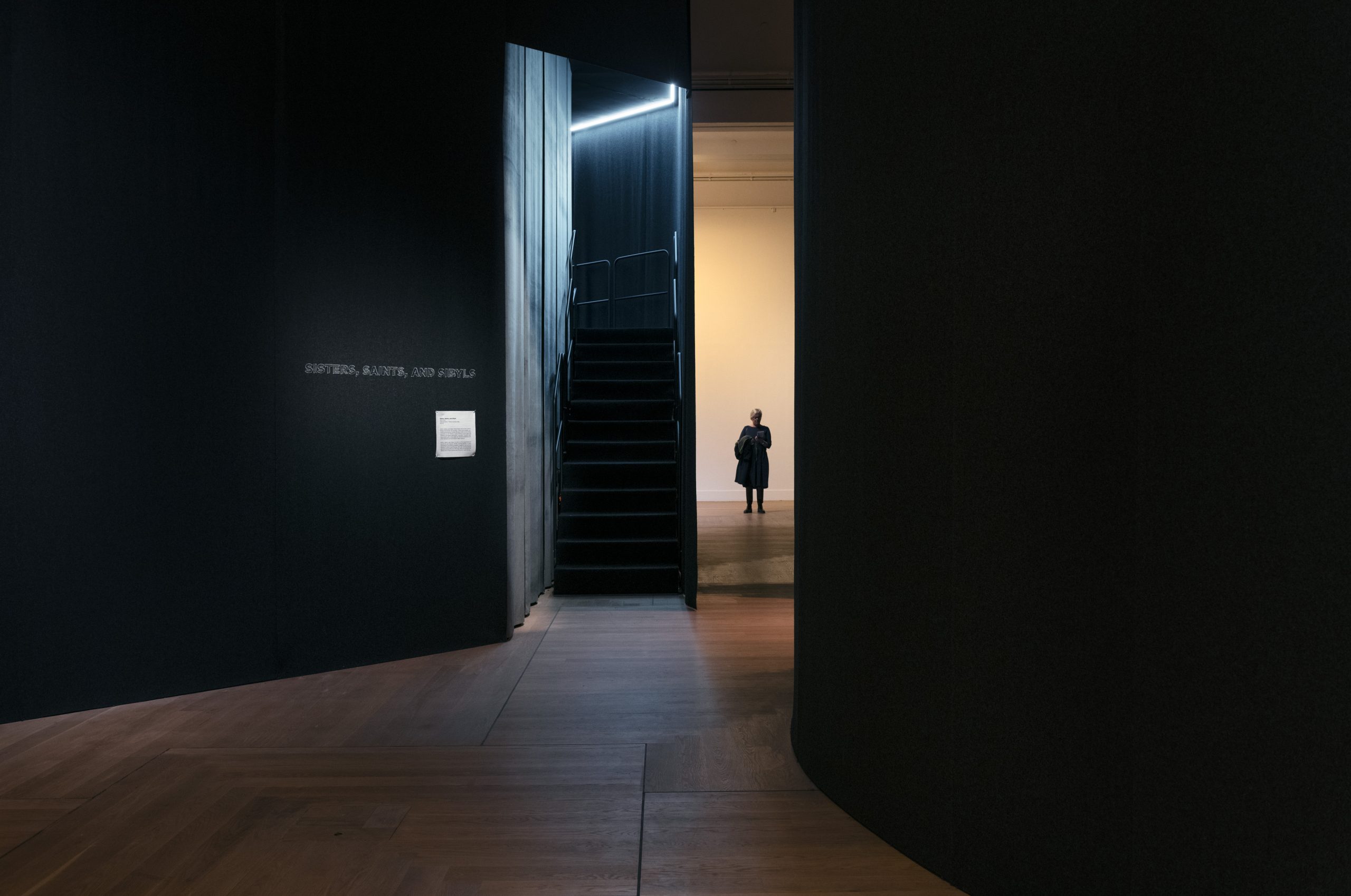 exihibtion-overview-k-visitor-in-between-to-works